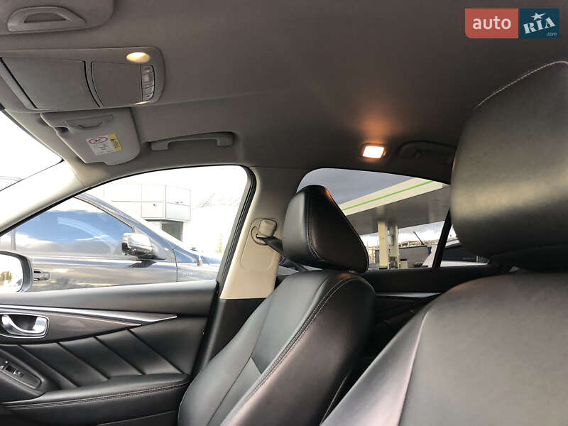 Седан Infiniti Q50 2016 в Кам'янець-Подільському