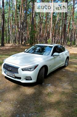 Седан Infiniti Q50 2015 в Варві