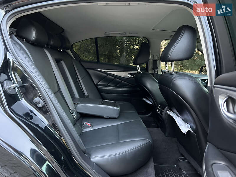 Седан Infiniti Q50 2015 в Дрогобичі