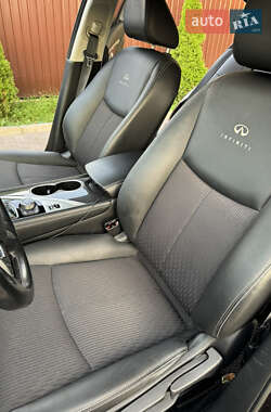 Седан Infiniti Q50 2013 в 