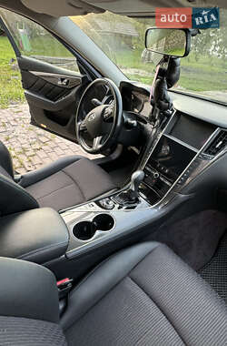 Седан Infiniti Q50 2013 в 