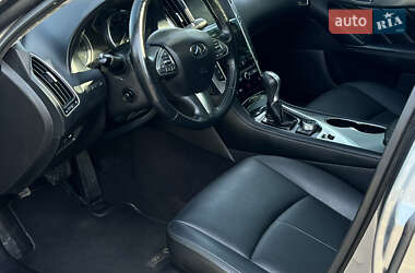 Седан Infiniti Q50 2015 в 