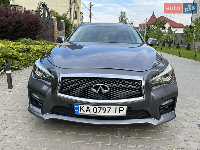 Седан Infiniti Q50 2013 в Черновцах
