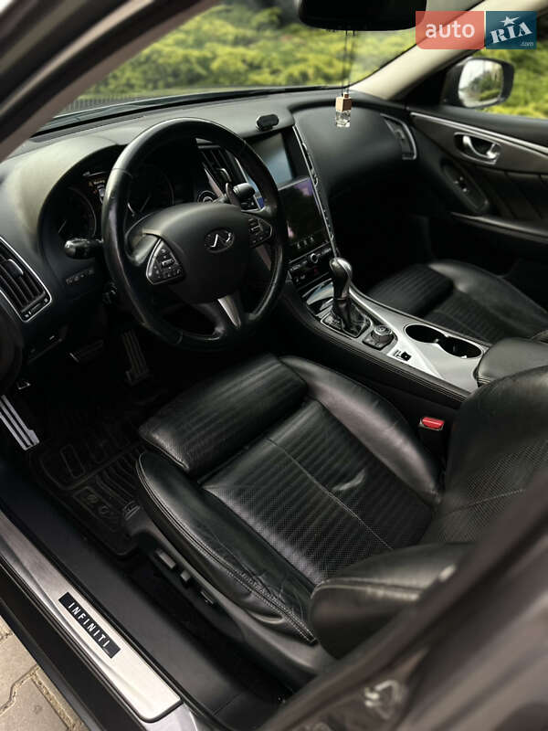 Седан Infiniti Q50 2013 в Черновцах