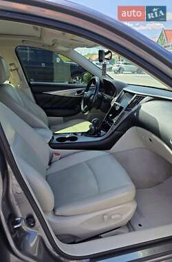 Седан Infiniti Q50 2015 в 