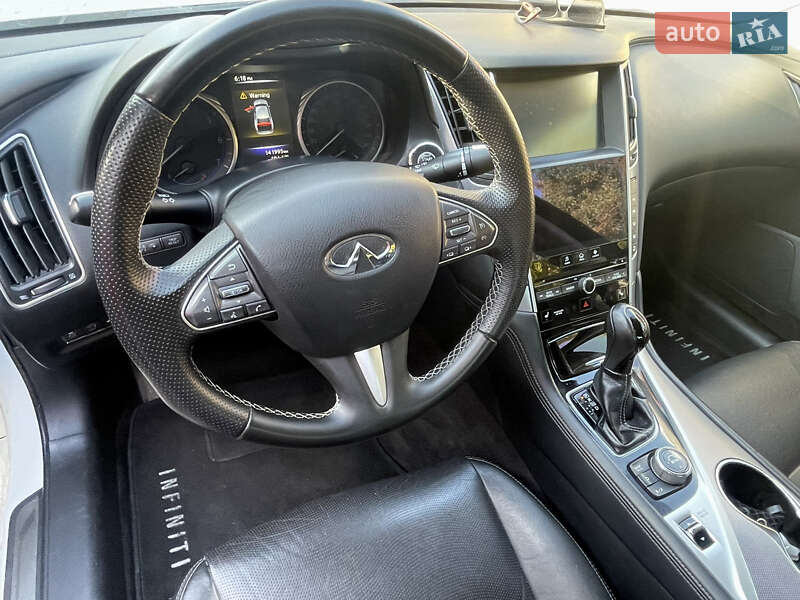 Седан Infiniti Q50 2015 в Близнюках