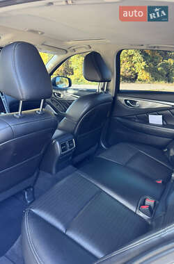 Седан Infiniti Q50 2016 в 