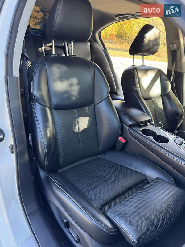 Седан Infiniti Q50 2016 в Дніпрі