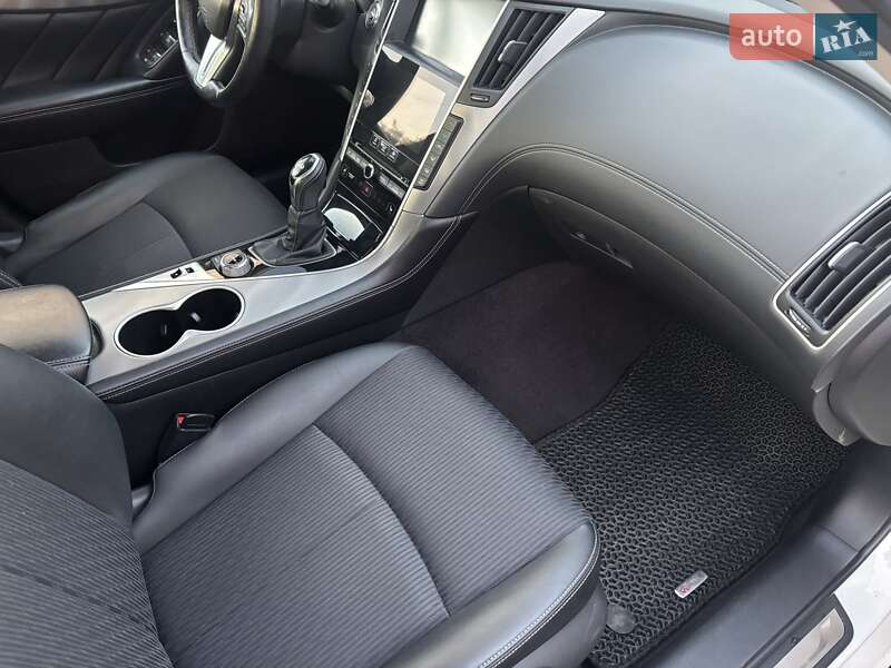 Седан Infiniti Q50 2019 в Краснограді