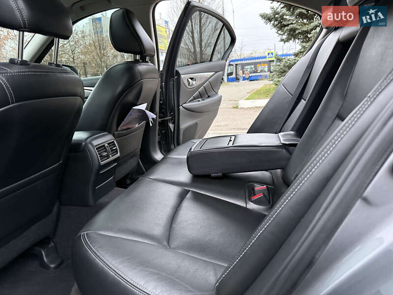 Седан Infiniti Q50 2016 в Киеве