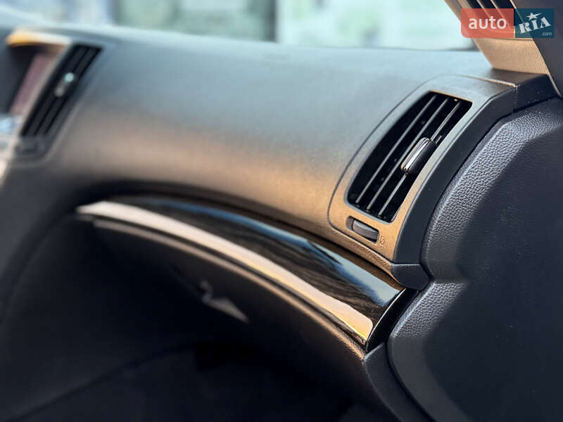 Купе Infiniti Q60 2015 в Виннице