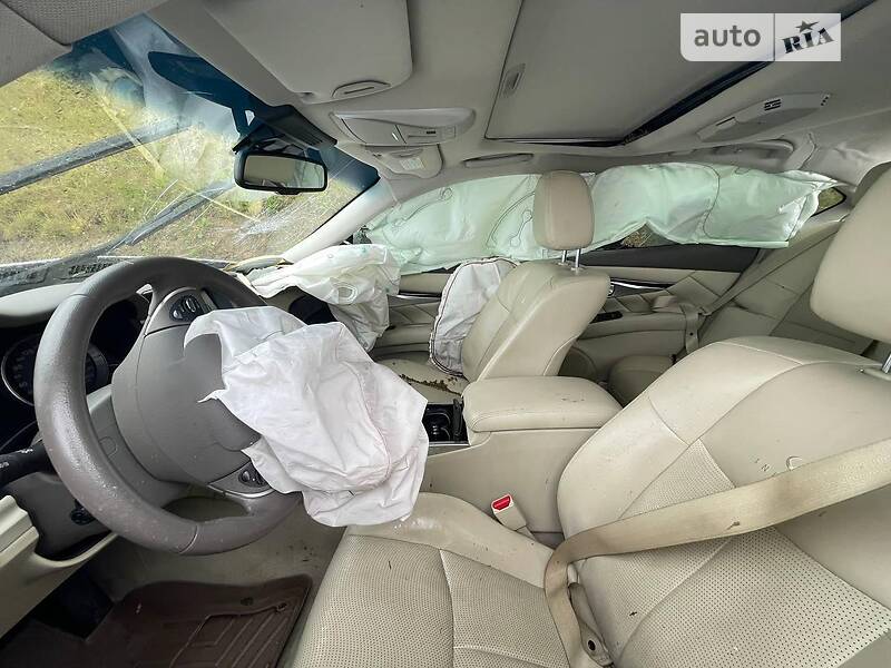 Седан Infiniti Q70 2015 в 