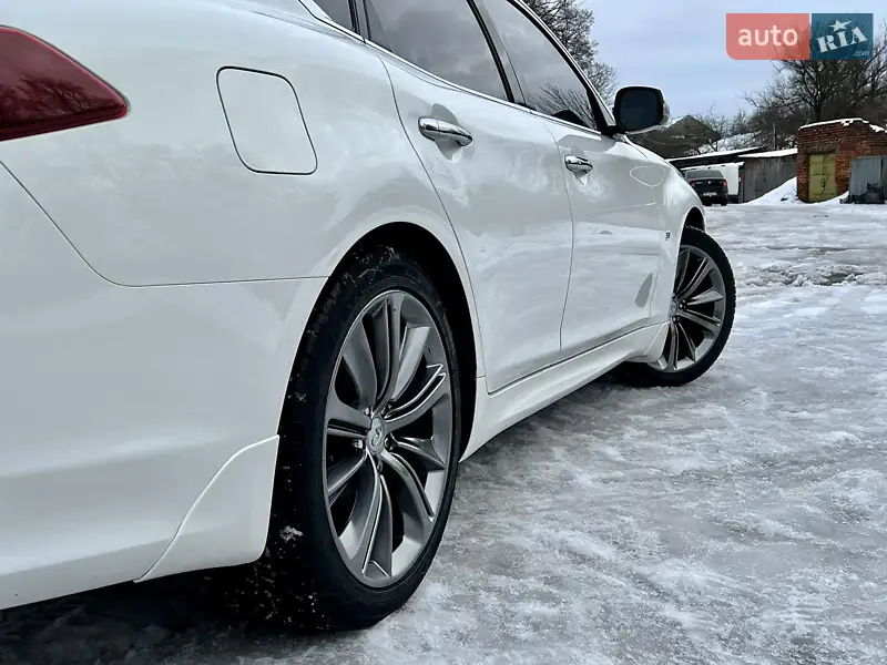 Infiniti Q70