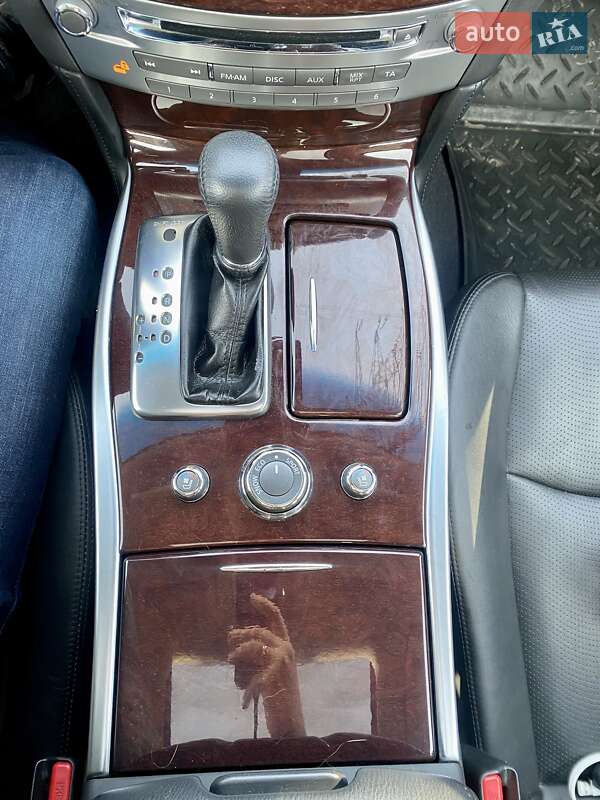 Седан Infiniti Q70 2016 в Днепре