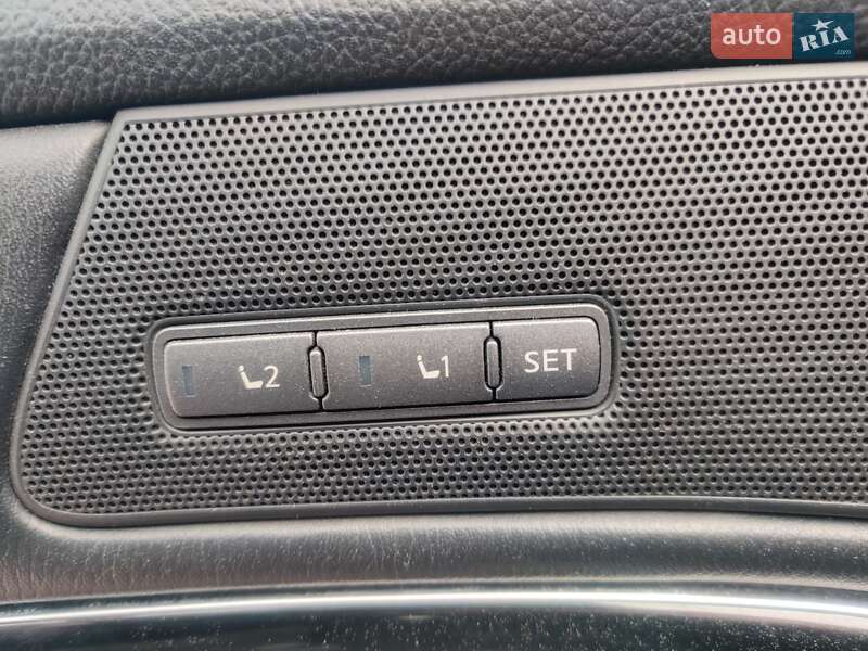 Седан Infiniti Q70 2015 в Львові