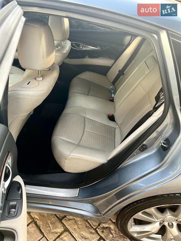 Седан Infiniti Q70 2015 в Дніпрі