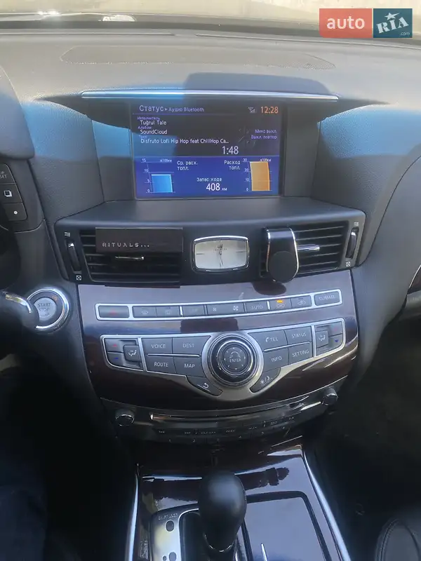 Седан Infiniti Q70 2015 в 