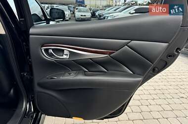Седан Infiniti Q70 2017 в 