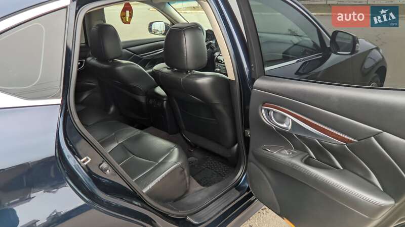 Седан Infiniti Q70 2014 в Бучі