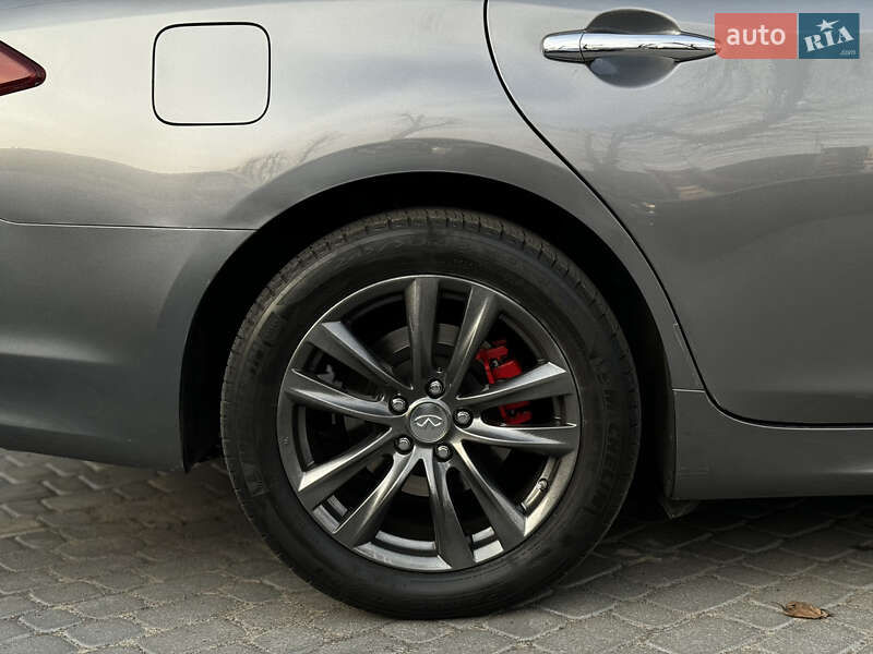 Седан Infiniti Q70 2015 в Виннице