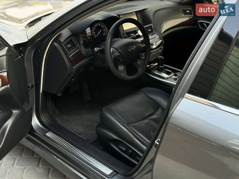 Седан Infiniti Q70 2015 в Виннице