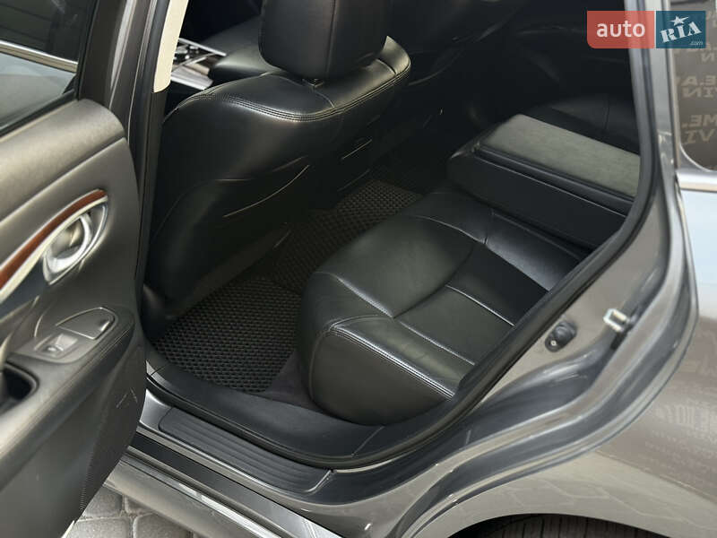 Седан Infiniti Q70 2015 в Виннице