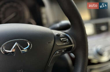 Седан Infiniti Q70 2015 в 