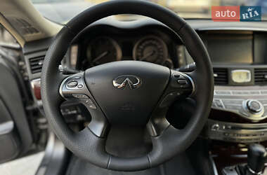 Седан Infiniti Q70 2015 в 