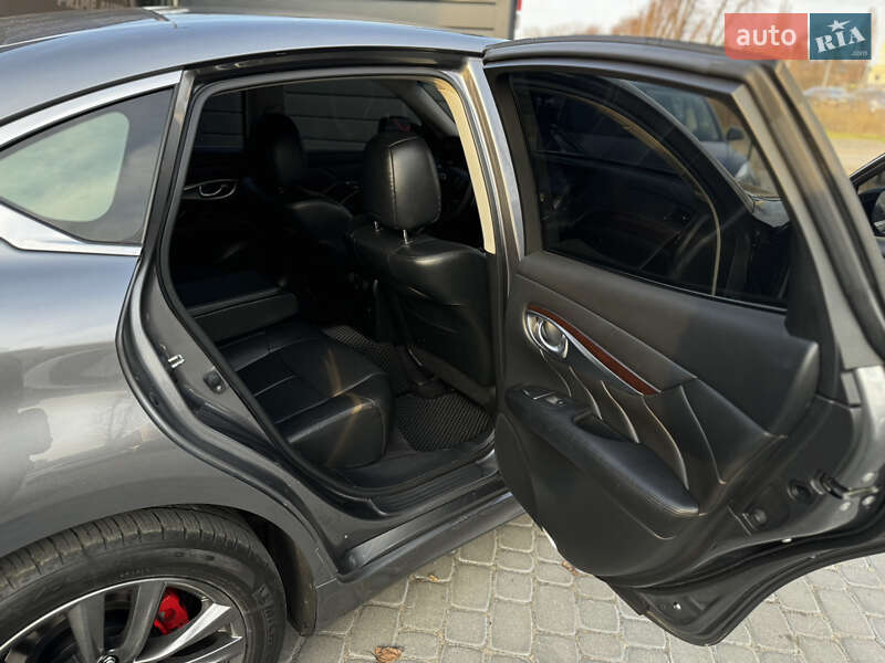 Седан Infiniti Q70 2015 в Виннице