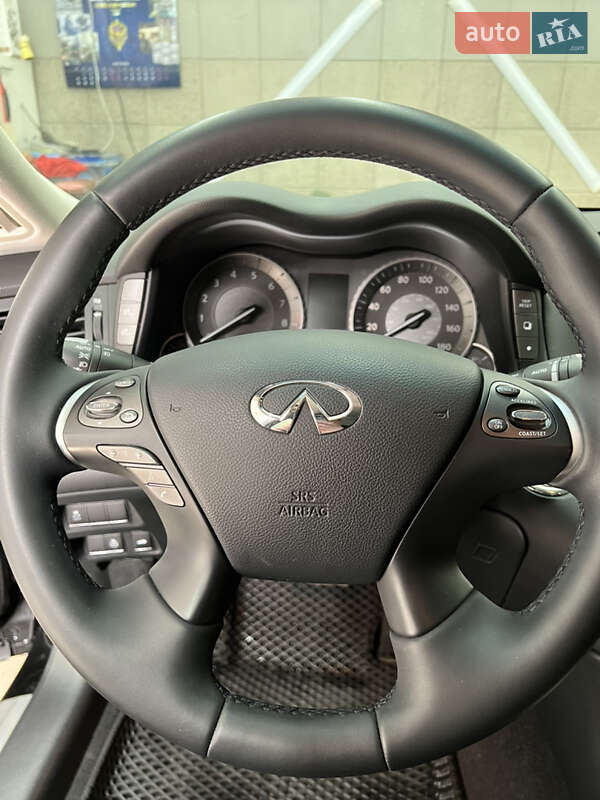 Седан Infiniti Q70 2015 в Харкові