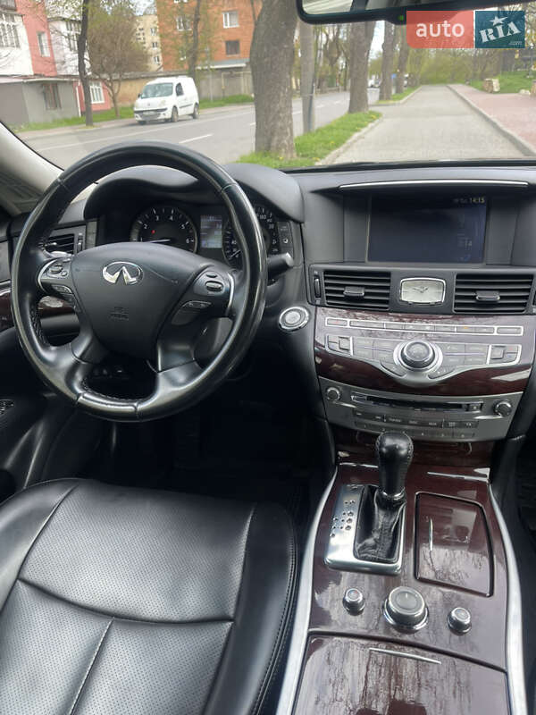 Седан Infiniti Q70 2015 в Могилів-Подільському