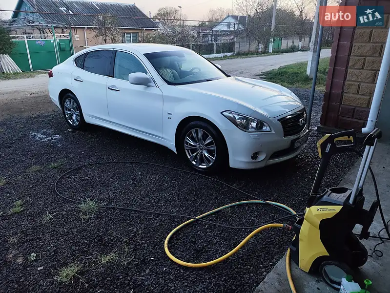 Infiniti Q70
