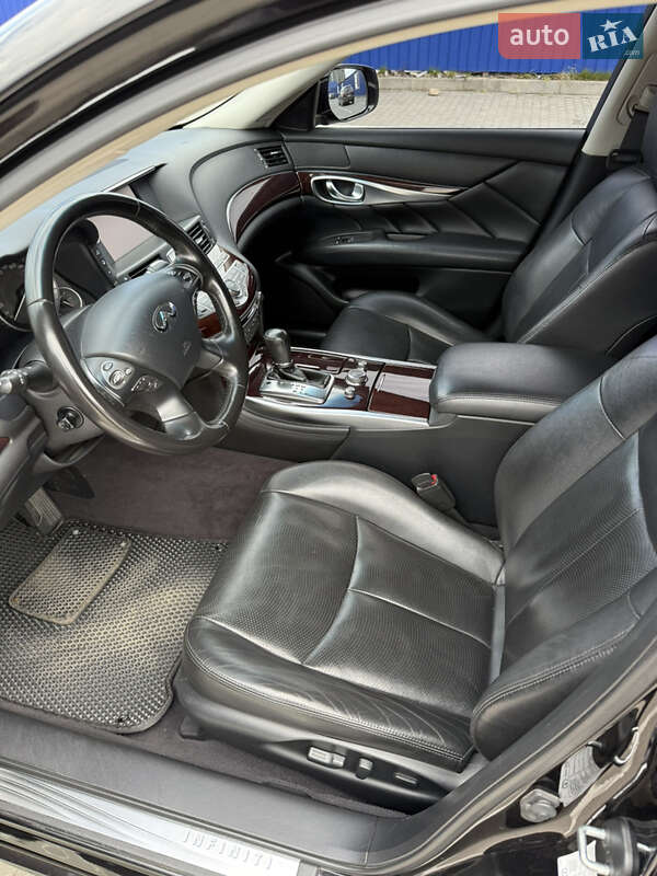 Седан Infiniti Q70 2015 в Калуше