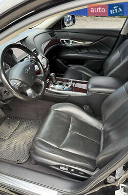 Седан Infiniti Q70 2015 в 