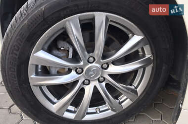 Седан Infiniti Q70 2016 в 