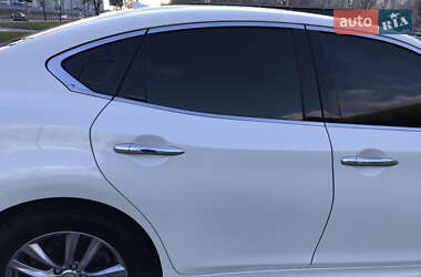 Седан Infiniti Q70 2016 в 