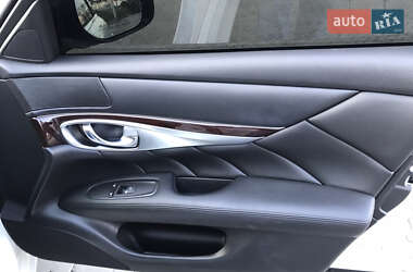 Седан Infiniti Q70 2016 в 
