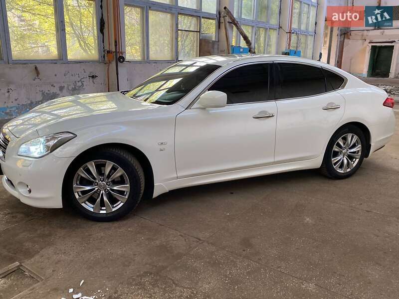 Седан Infiniti Q70 2015 в Чернигове