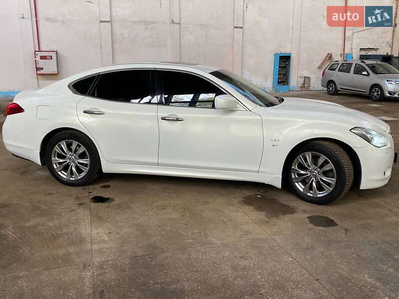 Седан Infiniti Q70 2015 в Чернигове