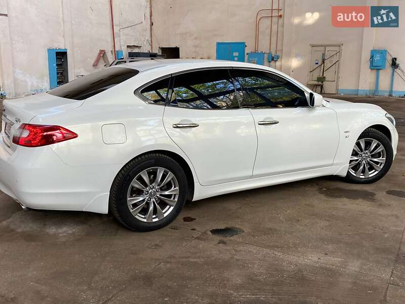 Седан Infiniti Q70 2015 в Чернигове
