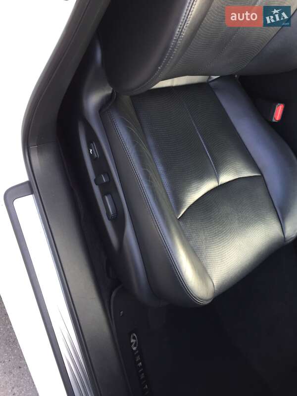 Седан Infiniti Q70 2015 в Чернигове