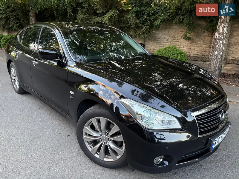 Infiniti Q70