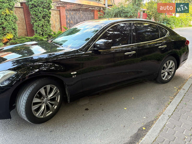 Седан Infiniti Q70 2013 в Софіївській Борщагівці