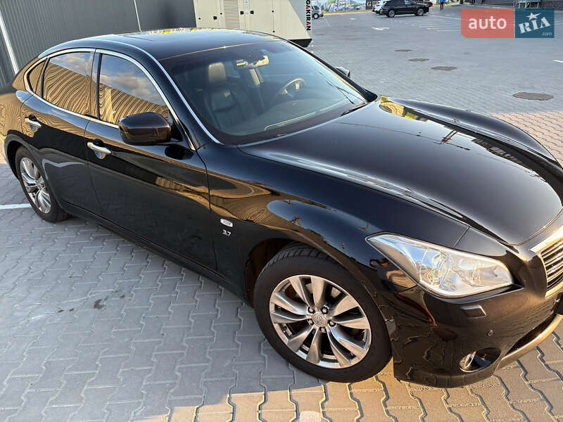 Седан Infiniti Q70 2013 в Софіївській Борщагівці