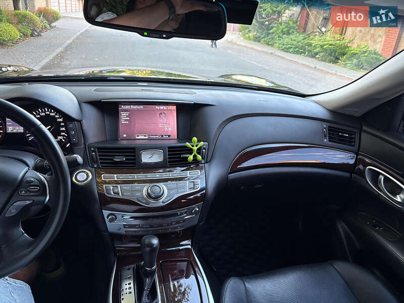 Седан Infiniti Q70 2013 в Софіївській Борщагівці