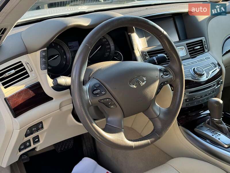 Седан Infiniti Q70 2013 в Вінниці