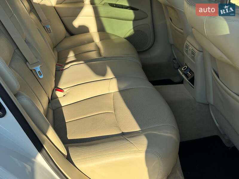 Седан Infiniti Q70 2013 в Вінниці