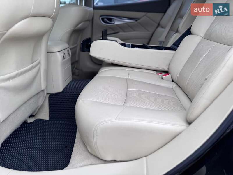 Седан Infiniti Q70 2013 в Києві