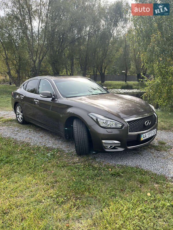 Седан Infiniti Q70 2017 в 