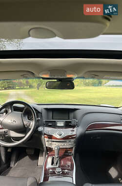 Седан Infiniti Q70 2017 в 